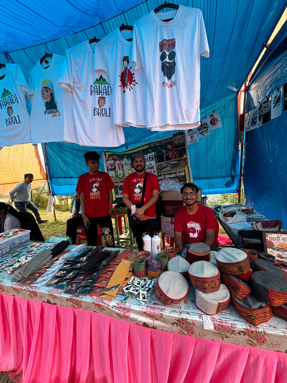धुमाकोट महाकौथिग में युवाओं ने पेश की स्वरोजगार की मिसाल, ‘पहाड़ी भुला’ स्टॉल बना आकर्षण का केंद्र