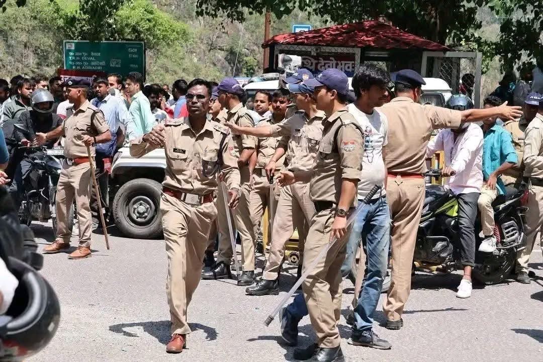 कर्णप्रयाग घटना के बाद हाई अलर्ट, कुछ देर रुकी चारधाम यात्रा; सुरक्षा घेरे में आगे बढ़े श्रद्धालु