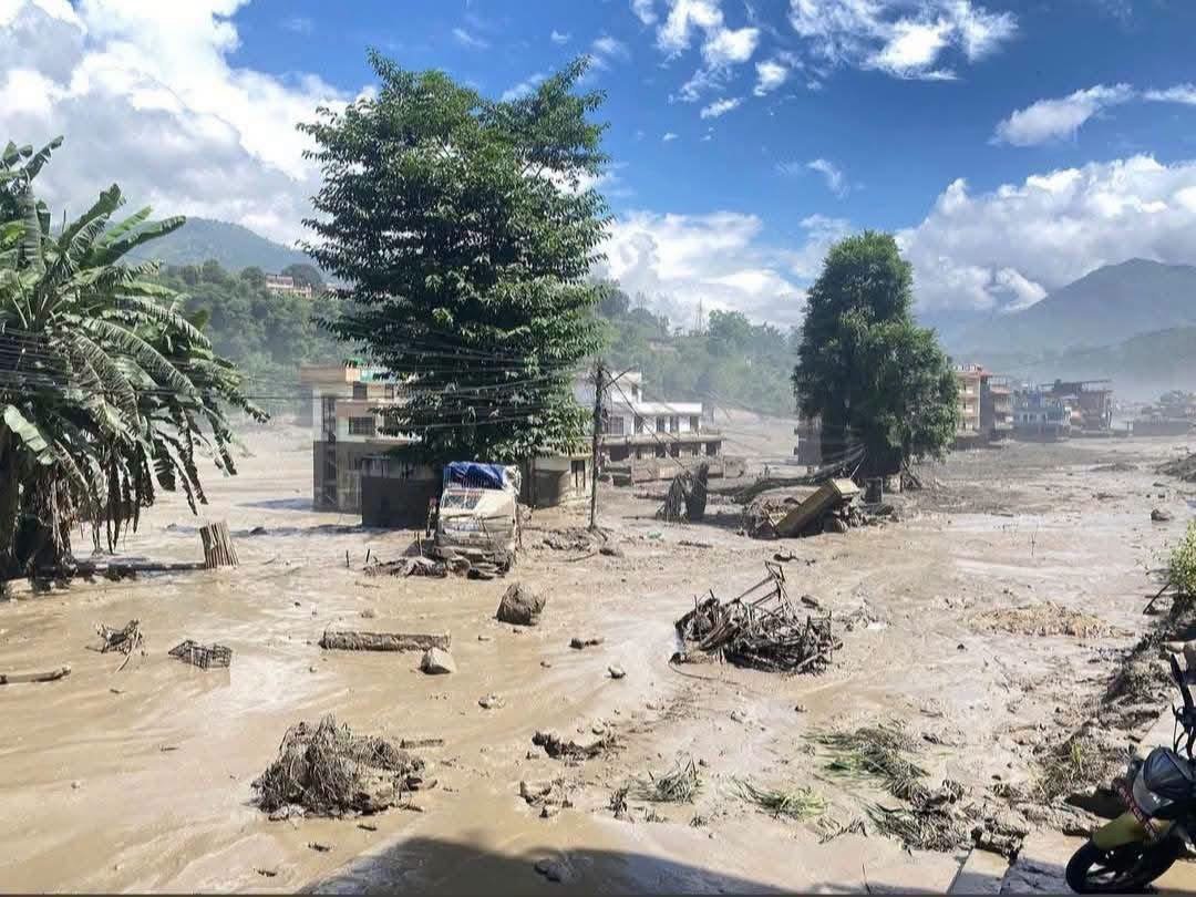 नेपाल में कुदरत का कहर: तिब्बत सीमा से आई भीषण बाढ़, 28 सुरक्षाकर्मी लापता; गांव और हाइड्रोपावर प्रोजेक्ट तबाह