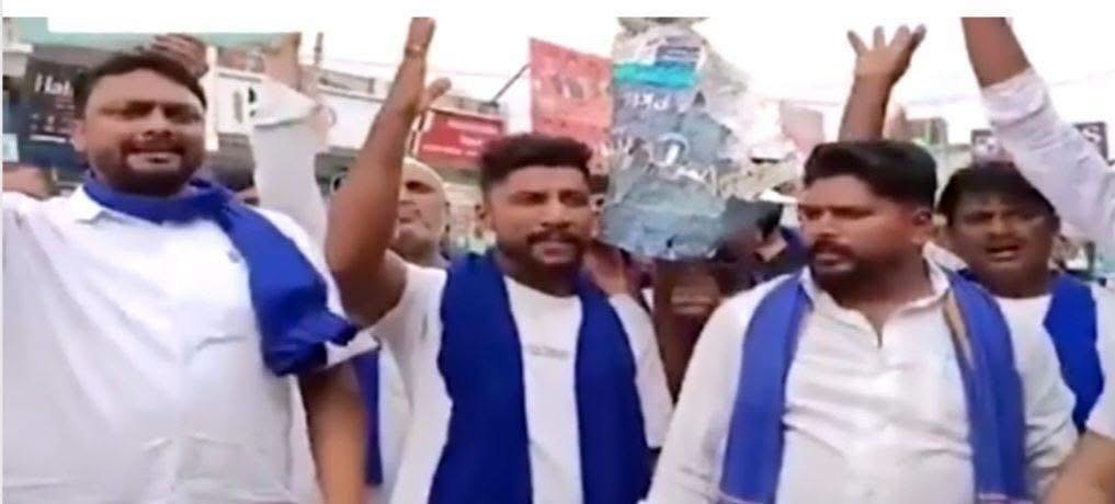 विधायक शिव अरोड़ा के बयान के विरोध में आजाद समाज पार्टी का प्रदर्शन, पुतला फूंका