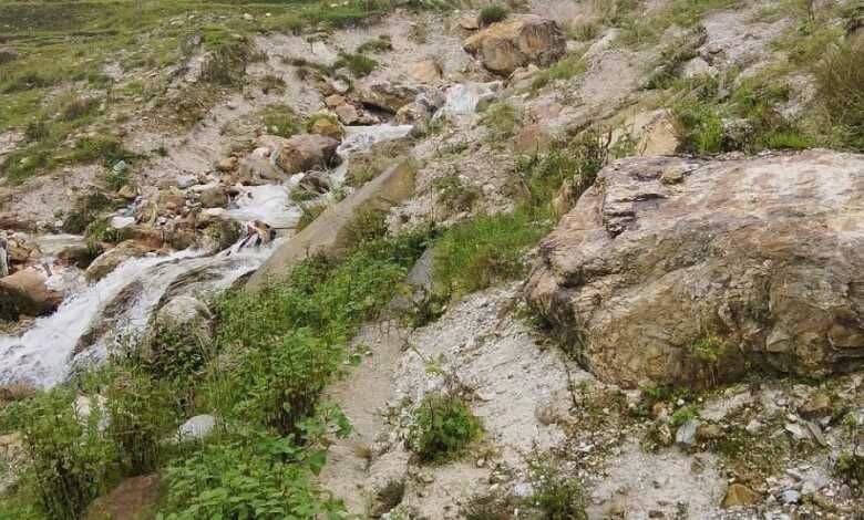 पत्थर-मलबे से घिरे आशियाने, कांडेकन्याल में पांच परिवारों के घर खतरे में