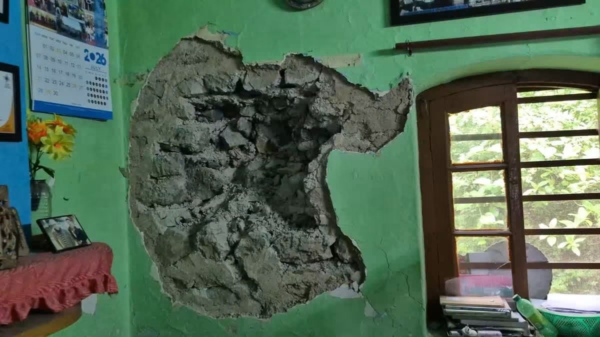 मसूरी SDM कार्यालय परिसर में भयंकर लैंडस्लाइड, सरकारी आवास की दीवार तोड़ कमरे में घुसी चट्टान