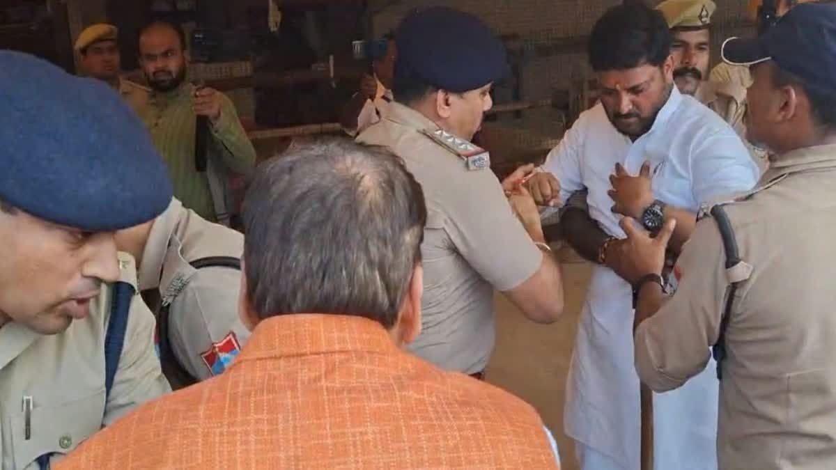 किच्छा में स्ट्रांग रूम के बाहर बवाल, कांग्रेस विधायक तिलकराज बेहड़ और पूर्व BJP विधायक राजेश शुक्ला हिरासत में