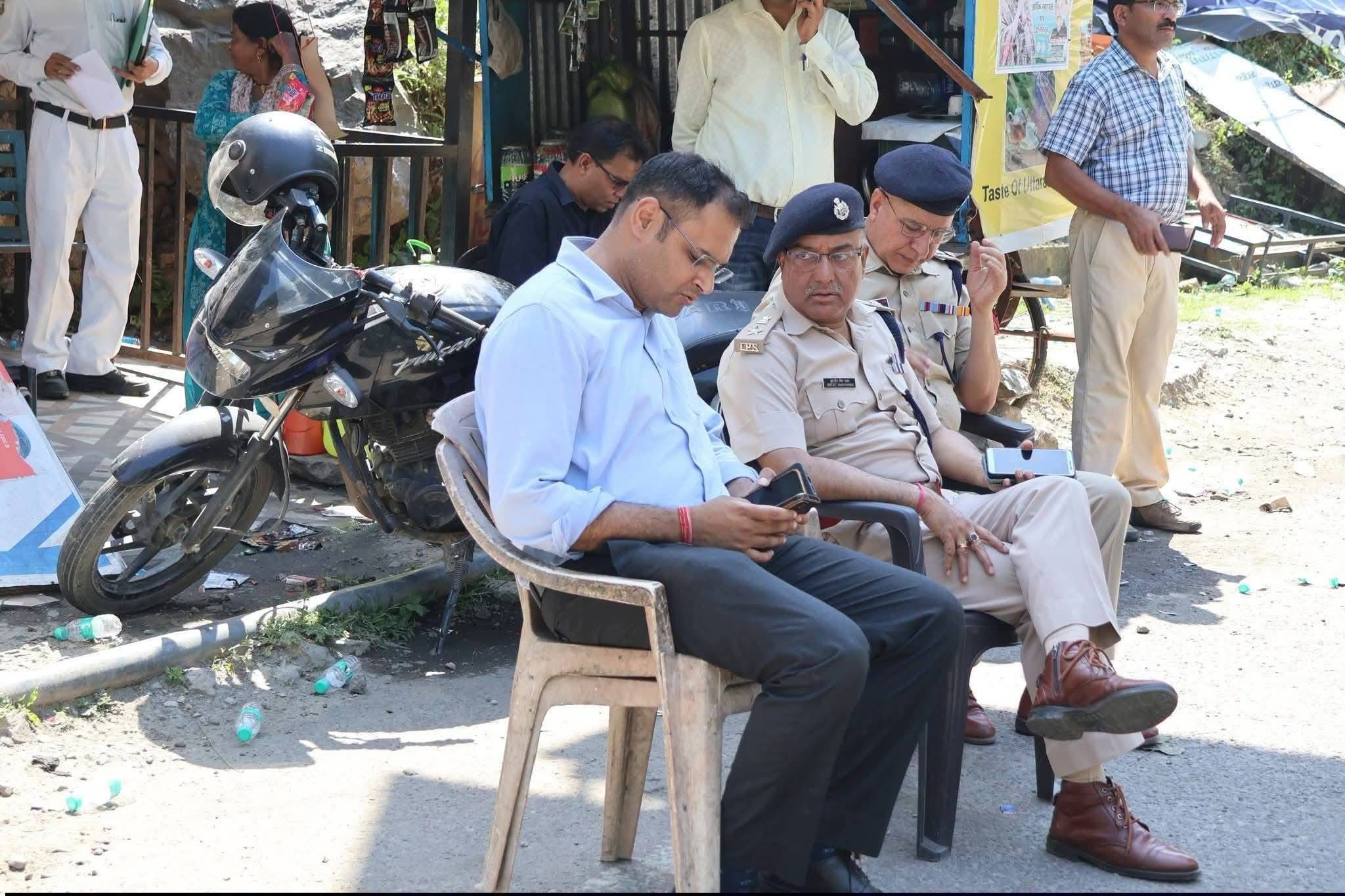 कर्णप्रयाग में सिख यात्रियों और स्थानीय लोगों के बीच विवाद के बाद बवाल, सड़क जाम; प्रशासन की पहल से हालात सामान्य