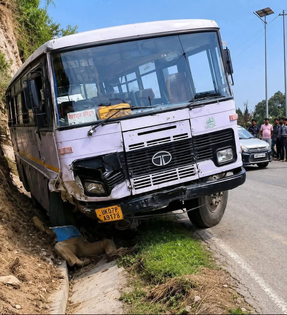 34 यात्रियों की जान बचाकर शहीद हुआ चालक, ब्रेक फेल बस को पहाड़ी से भिड़ाकर टाला बड़ा हादसा