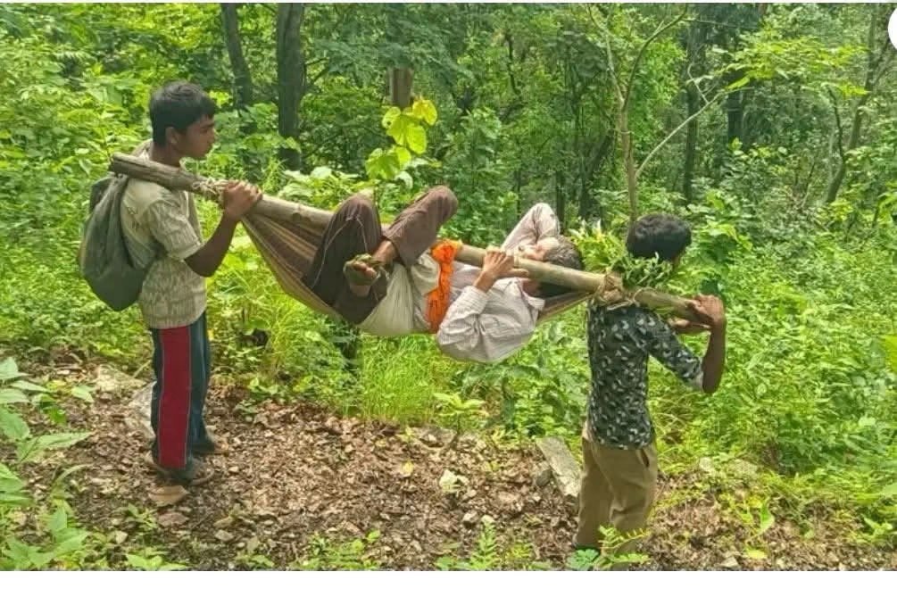 चंपावत के मॉडल जिले के दावों के बीच बकोड़ा बेहाल, घायल किसान को कंधों पर सड़क तक पहुंचाने को मजबूर ग्रामी