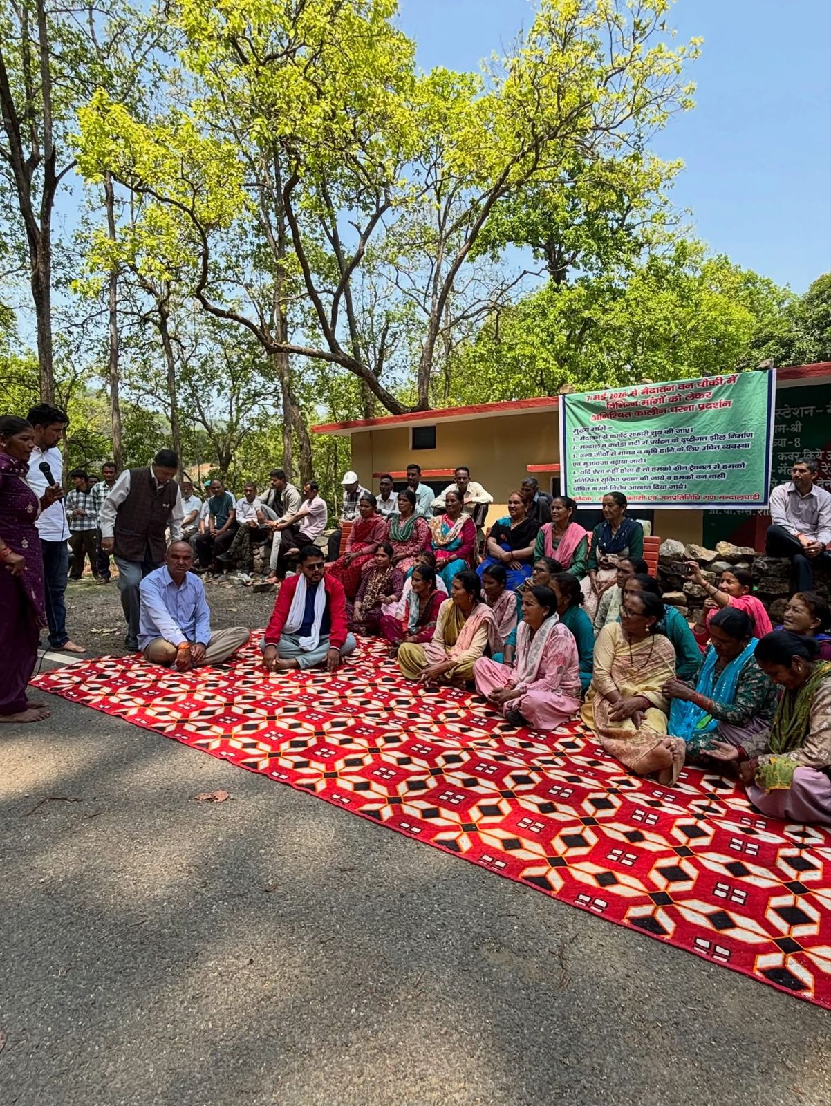 कॉर्बेट के मैदावन गेट को खोलने की मांग तेज, स्थानीय लोगों का सांकेतिक धरना  यूकेडी नेता कुलदीप रावत ने दिया समर्थन, बोले — “भाजपा सरकार की नीति और नियत दोनों पहाड़ विरोधी”