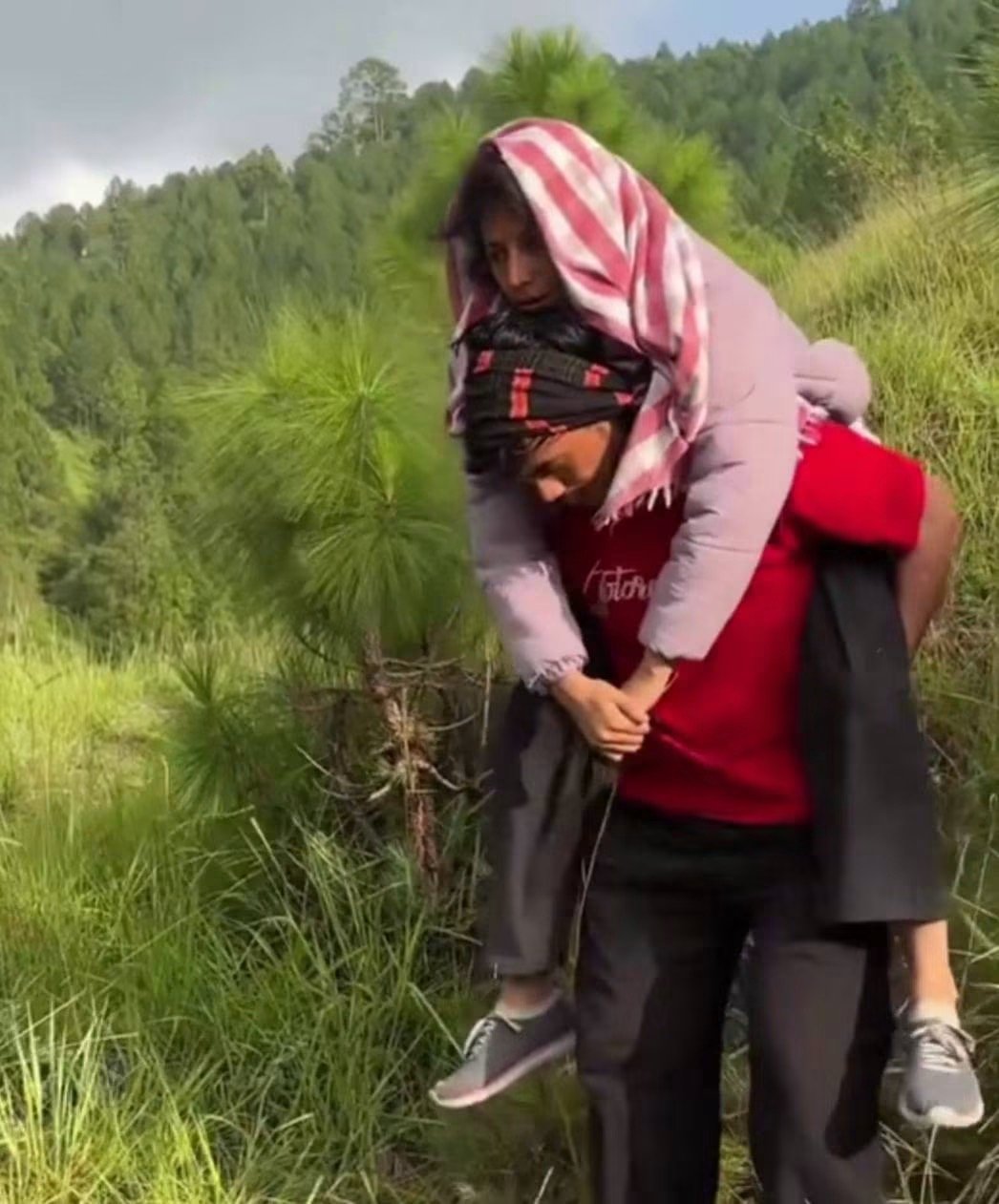 बीमार पत्नी को कंधे पर उठाकर 7 किलोमीटर पैदल चला पति, सड़क के लिए सीएम धामी से लगाई गुहार