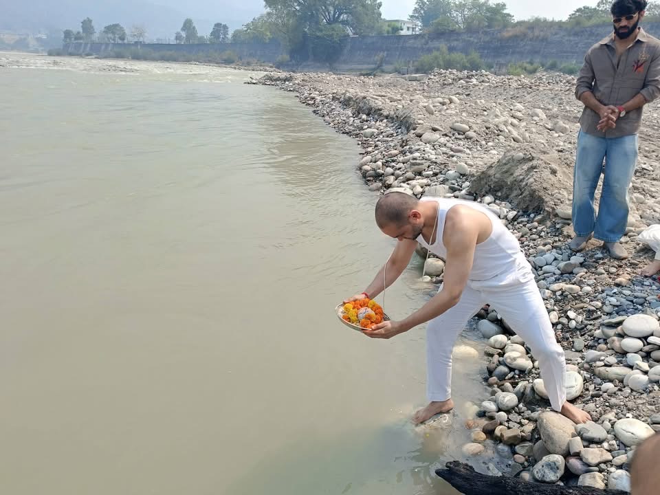 श्रीनगर में अलकनंदा तट पर विसर्जित हुईं पूरन चंद्र जोशी की अस्थियां  पैतृक नगर पहुंचा परिवार, पुरानी यादों के बीच भावुक हुआ माहौल