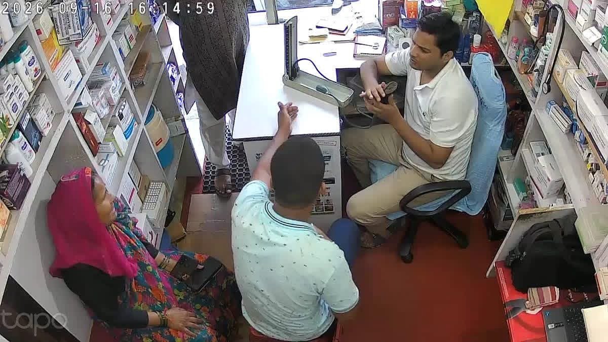 सीने में दर्द की शिकायत लेकर मेडिकल स्टोर पहुंचा शख्स अचानक गिरा, संचालक ने CPR देकर बचाई जान