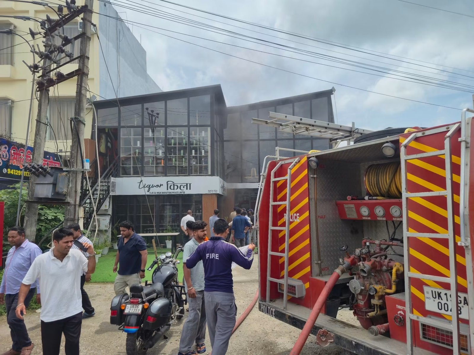 रामनगर में शराब की दुकान में भीषण आग, एसी ब्लास्ट के बाद हादसे की आशंका