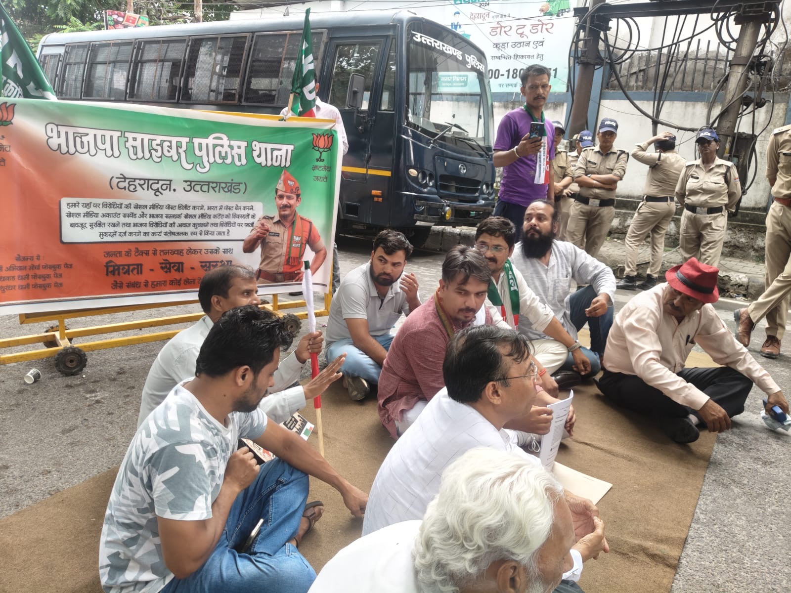सोशल मीडिया पोस्ट बैन करने के विरोध में यूकेडी का प्रदर्शन, साइबर पुलिस को भाजपा की टोपी और पट्टा भेंट करने निकले कार्यकर्ताओं को रास्ते में रोका