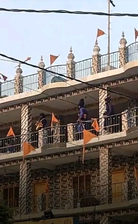 रुद्रप्रयाग नागरसू गुरुद्वारे में बवाल: मारपीट के बाद छत पर चढ़े निहंग, भारी पुलिस बल तैनात