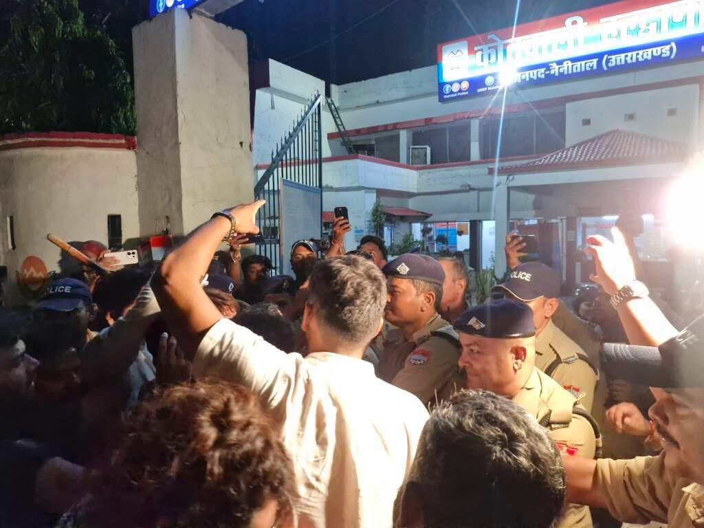 राहुल गांधी पर मुकदमे के विरोध में यूथ कांग्रेस का मशाल जुलूस, पुलिस से तीखी झड़प