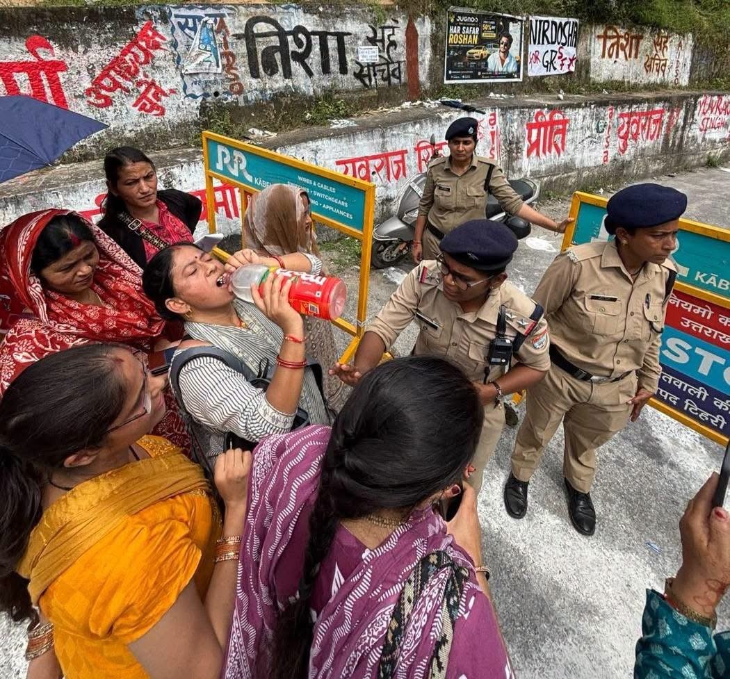 LUCC पीड़ित महिलाओं को CM से मिलने से रोका, कार्यक्रम स्थल से पहले पुलिस ने रोक