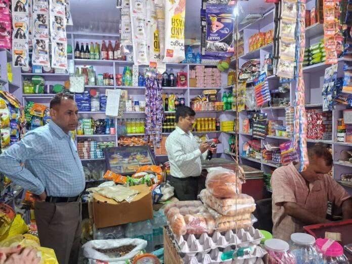 त्योहार से पहले दुकानों में छापे: संतरा-आंवला जूस और मलाई पेड़ा के लिए नमूने, कई दुकानों का चालान