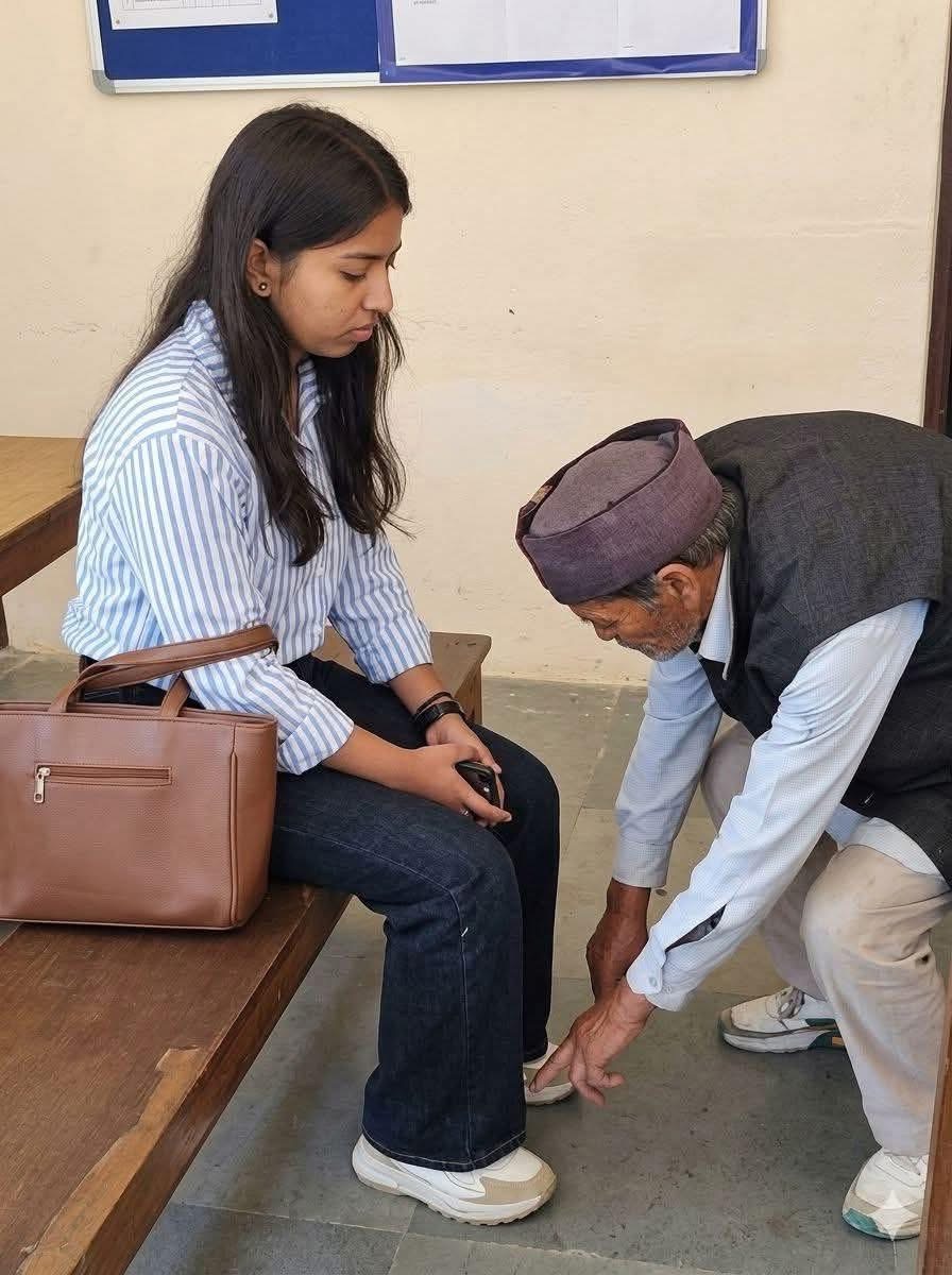 महिला ग्राम प्रधान और 75 वर्षीय बुजुर्ग के विवाद ने पकड़ा तूल, थाने में हुआ समझौता, पैर छूकर मांगी माफी