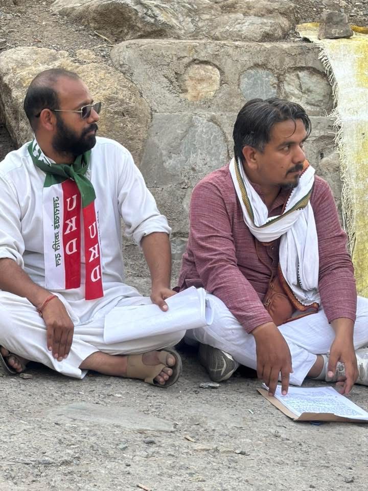 उक्रांद के संजय सिल्सवाल और राहुल रावत शराब के ठेके के विरोध में धरने पर बैठे, अवैध निर्माण के लगाए आरोप