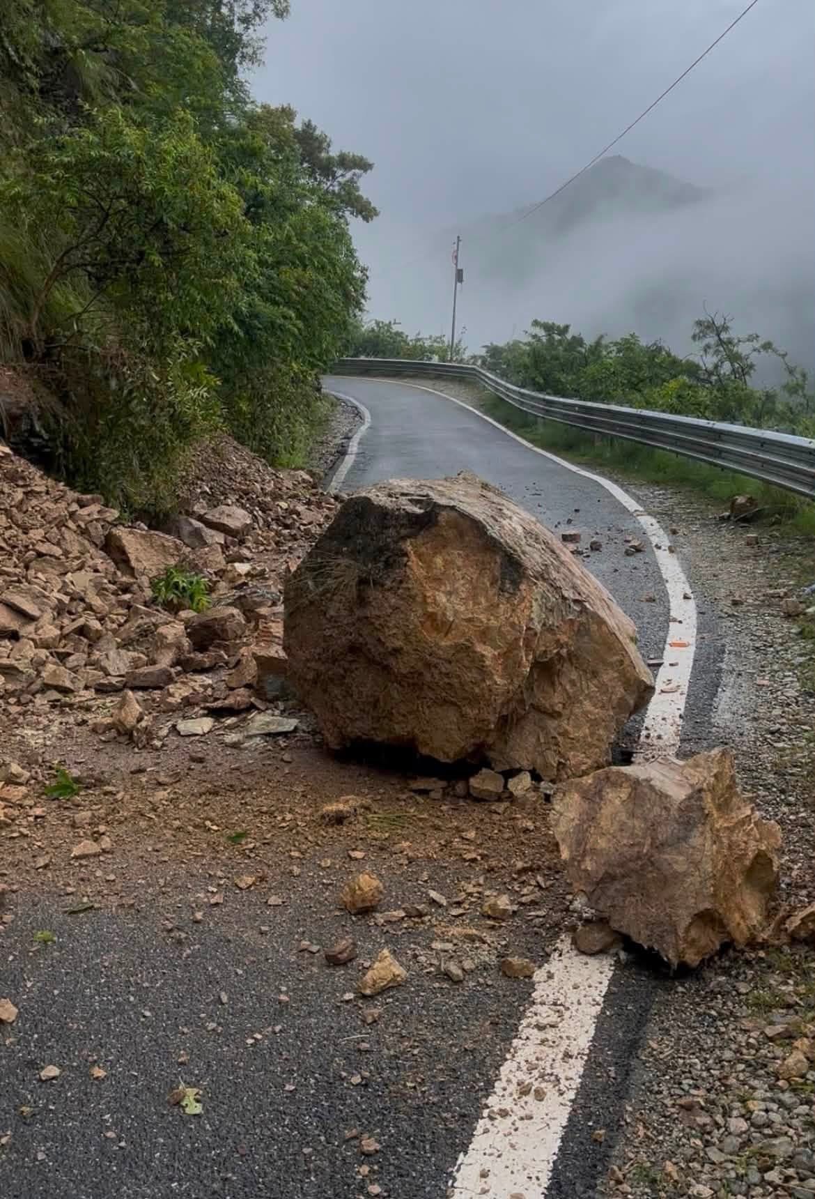 दीवालीखाल के बकरिया बैंड पर भारी मलबा गिरा, NH-109 पूरी तरह बाधित